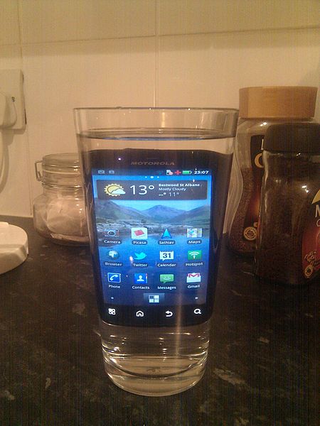Smartphone Android vaso de agua